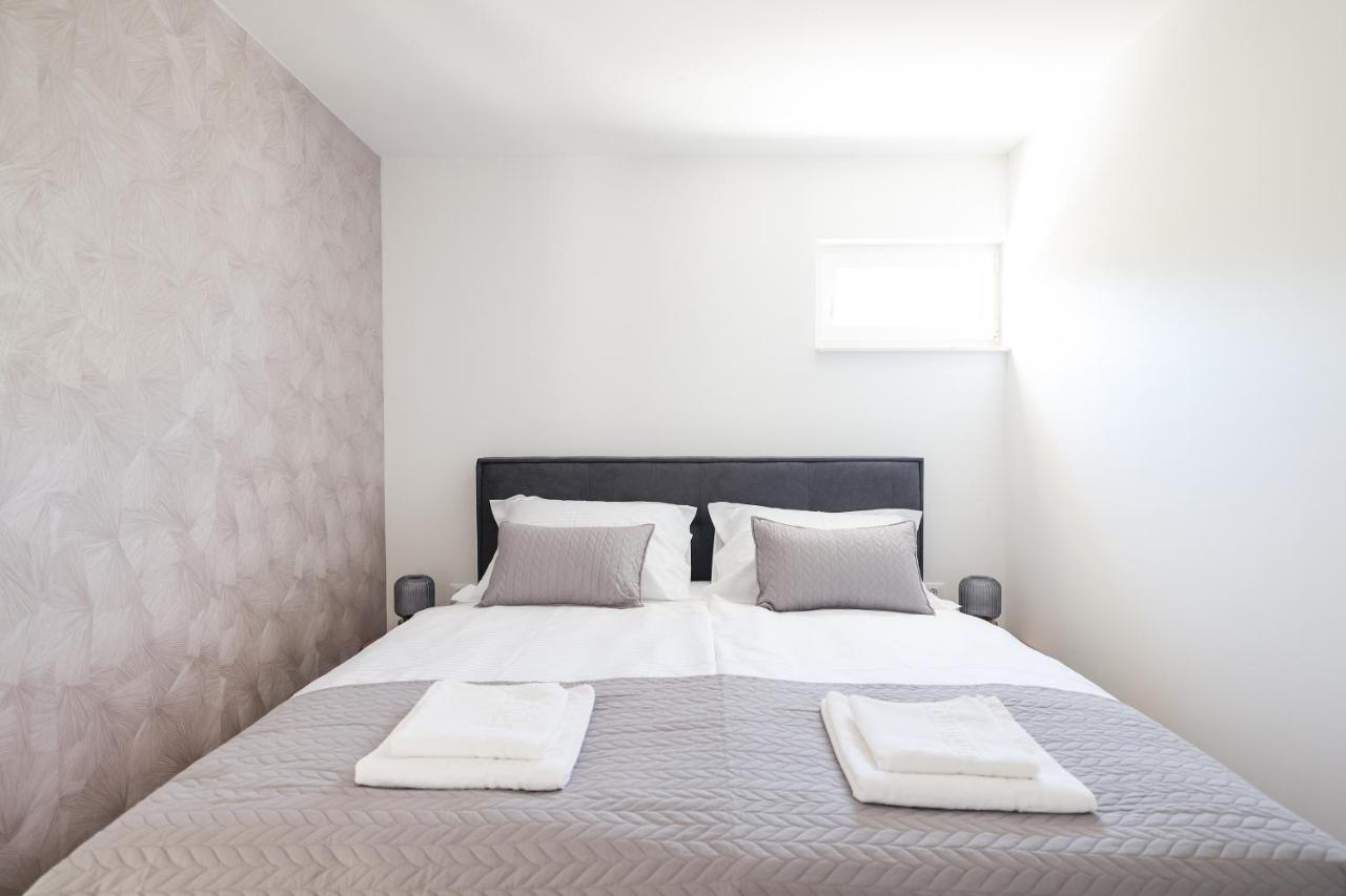 Apartments Mila Sveti Filip i Jakov Bagian luar foto