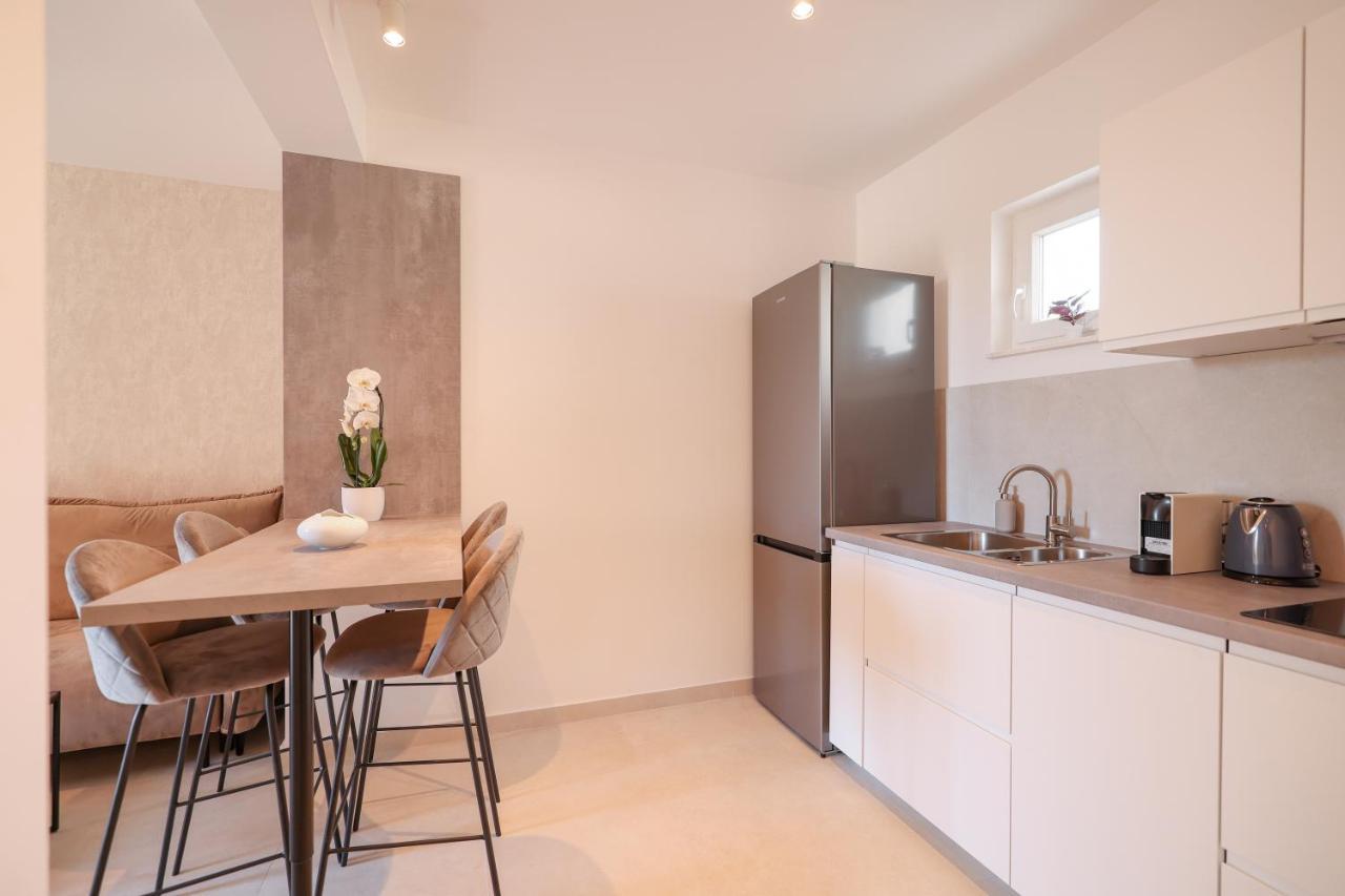 Apartments Mila Sveti Filip i Jakov Bagian luar foto